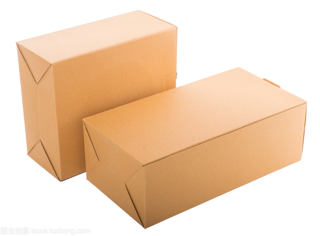 白色背景下的封閉紙箱 簡約與象征